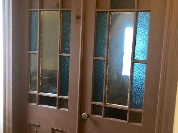 3rd image of 670 Charles Ave