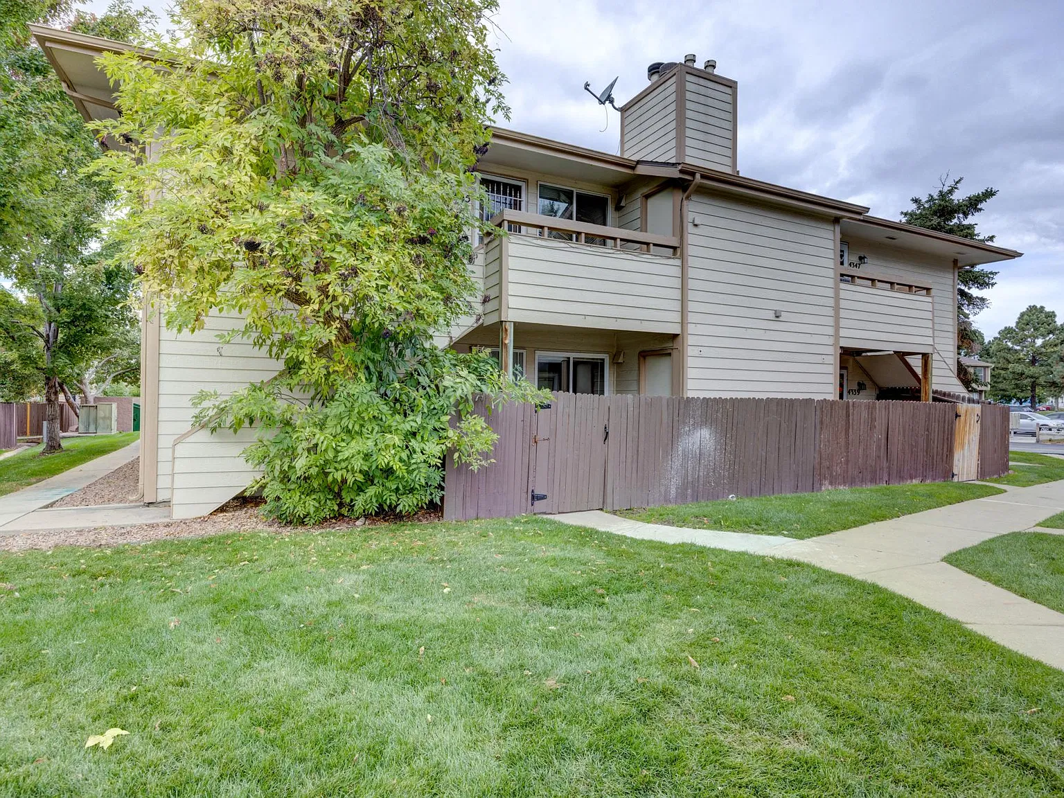 2 bed, 836 sqft, $1,350 — Photo 1
