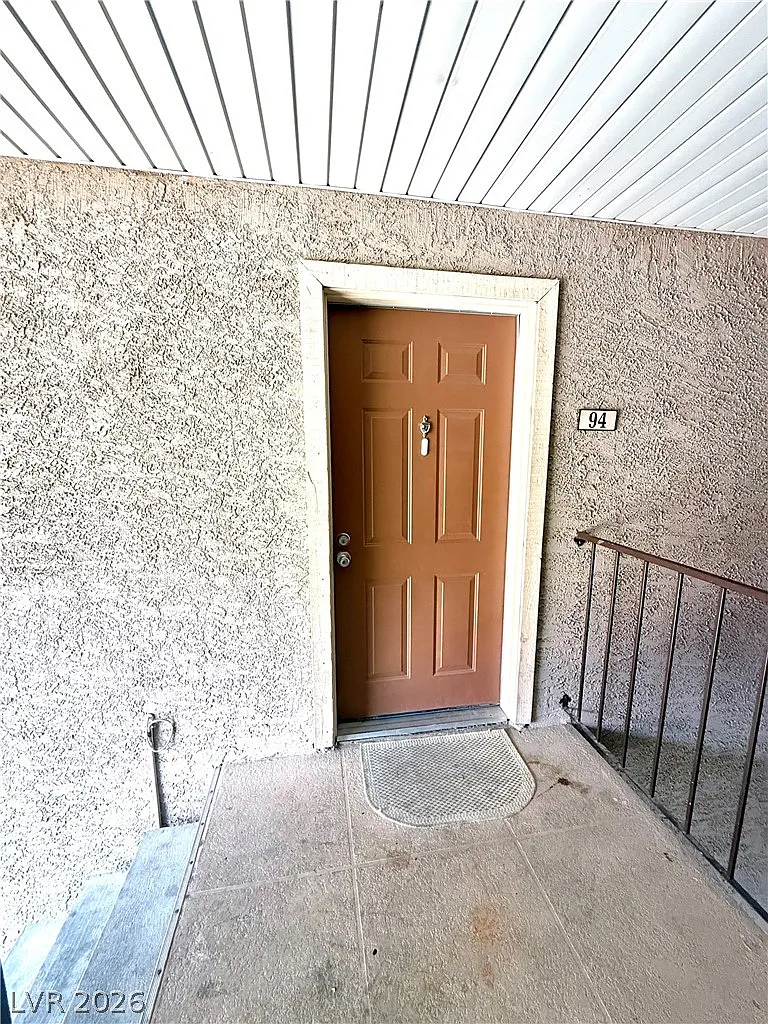 2 bed, 1.0 bath, 816 sqft, $1,275 — Photo 2