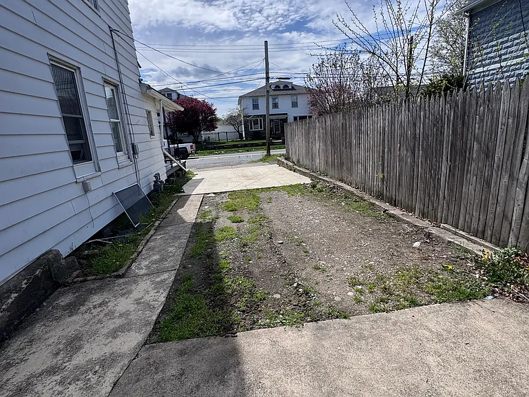 206 E 8th St — Photo 9