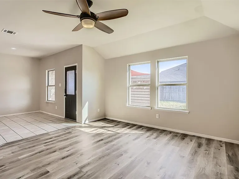 503 Hawthorn Dr — Photo 9