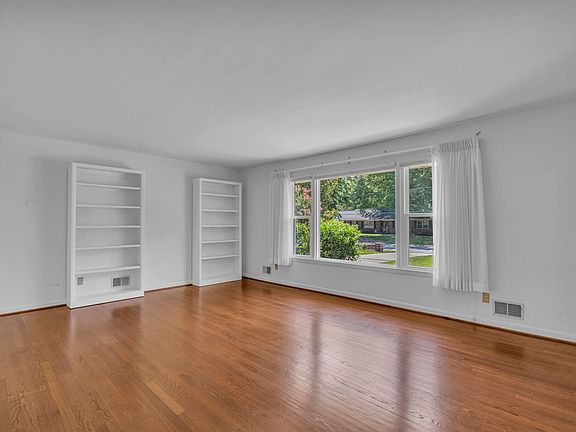 3rd image of 402 Springwood Dr
