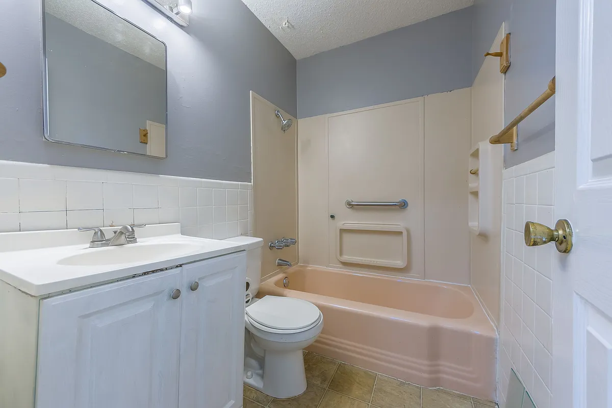 bathtub is white - 1013 E Stone St #B