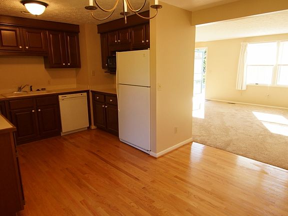 3rd image of 58 Coachlight Cir