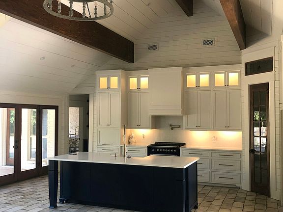 4th image of 461 Silver Ln