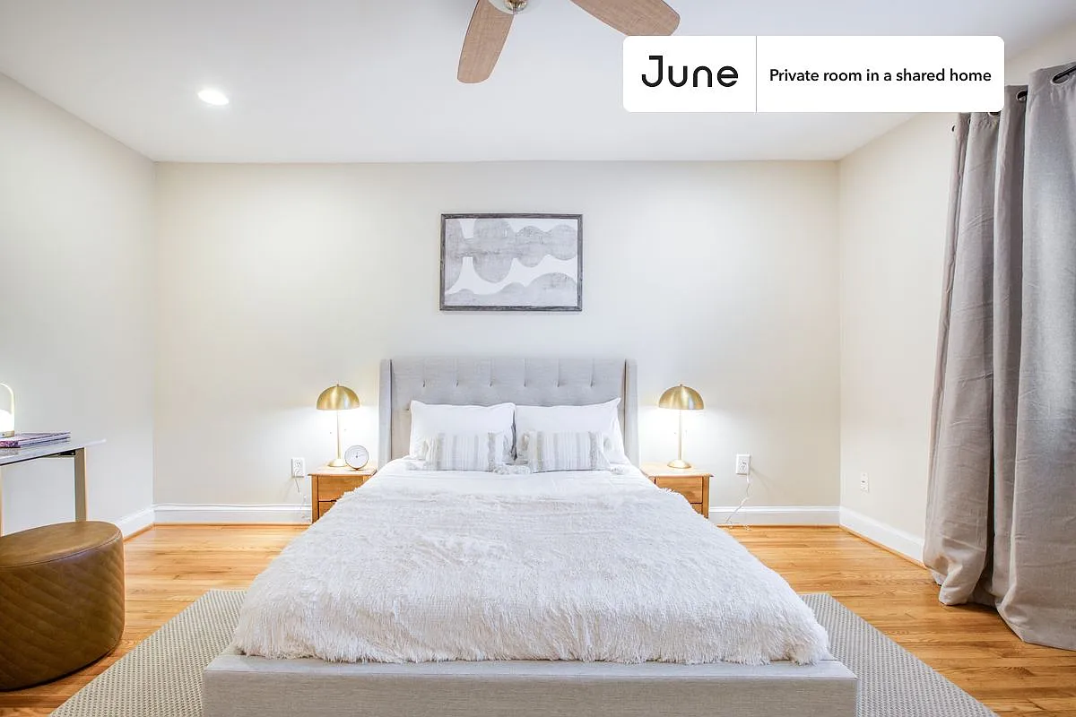 Queen bedroom in 3 bed/2 bath home in Capitol Hill #271 A — Photo 2
