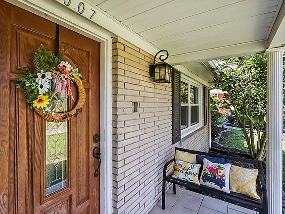 3rd image of 1007 Brookhaven Dr