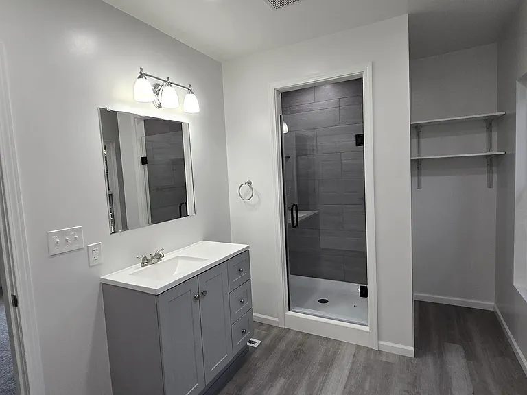 Master bathroom (2nd floor)