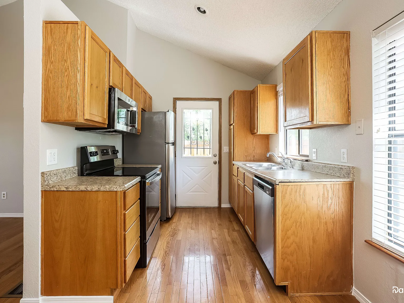 3 bed, 2.0 bath, 1210 sqft, $2,520 — Photo 4
