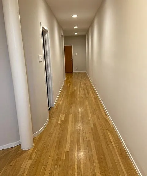 Hallway to bedrooms and entrance
