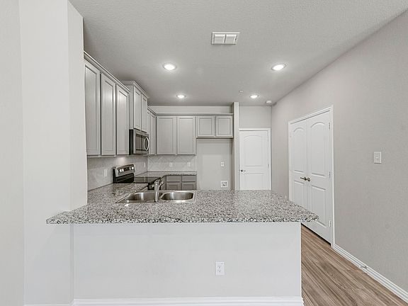 5th image of 3521 Brentwood Dr