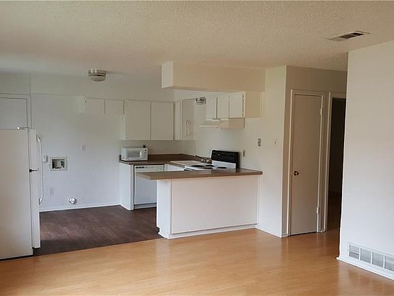 3rd image of 917 Cody Ct