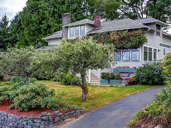 3rd image of 1074 Hawley Way NE