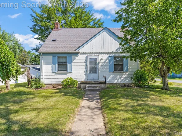 32104 Dover St, Garden City, MI 48135