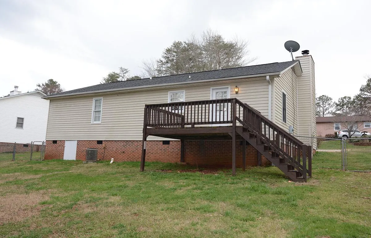 3 bed, 1288 sqft, $1,695 — Photo 2