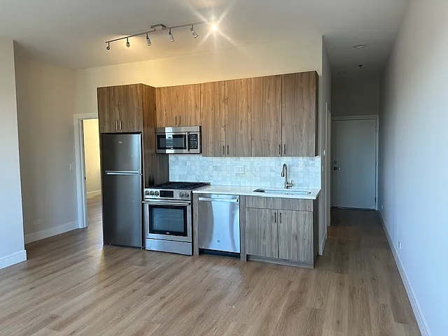 4010 North Lincoln Avenue — Photo 3