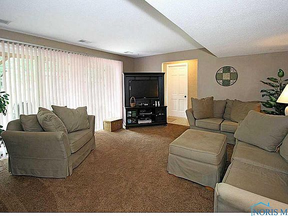 4th image of 1057 Wentworth St