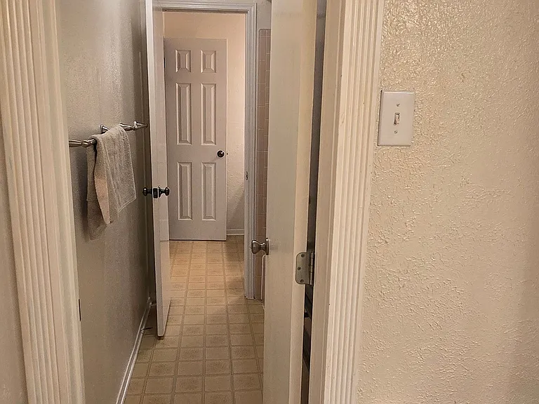 sicks & toilets on either side of tub