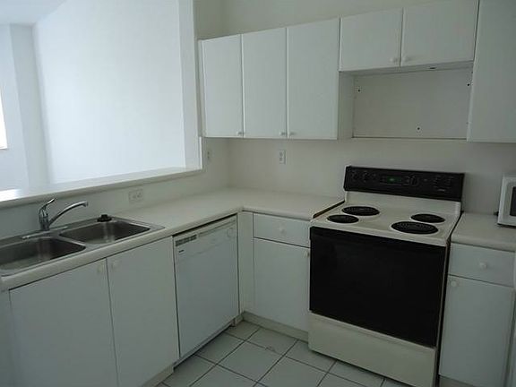 4th image of 2908 SE 17th Ave Unit 203