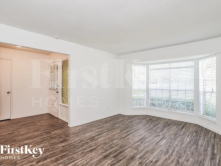26218 Maplewood Dr — Photo 3