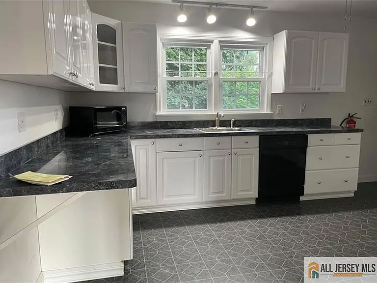 1601 W 7th St — Photo 11
