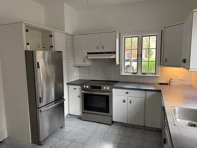 3 bed, 2.0 bath, 2350 sqft, $3,975 — Photo 3