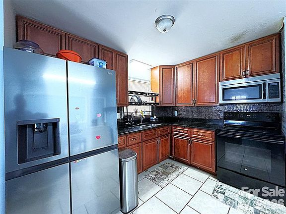 4th image of 2209 Laura Dr