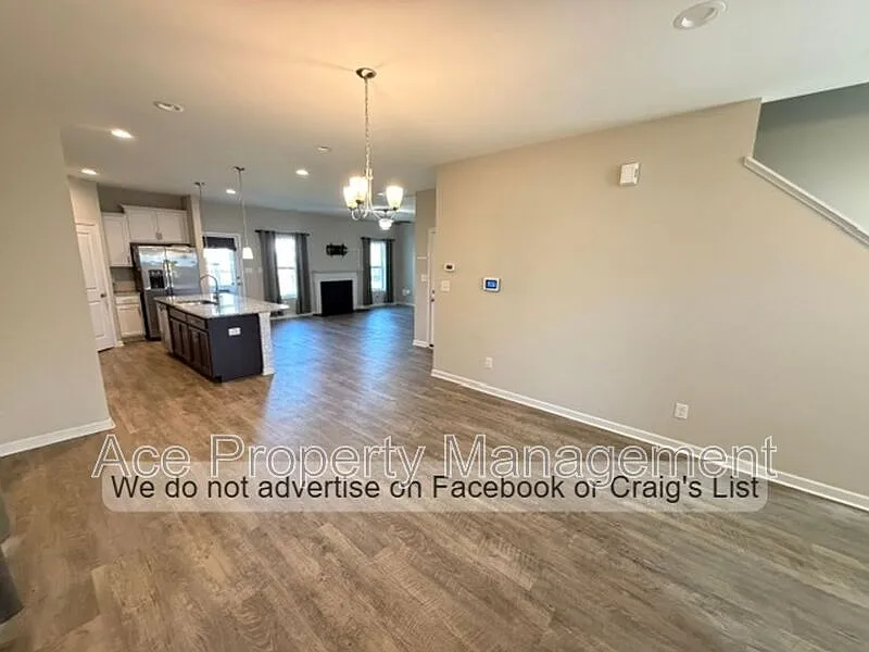 4 bed, 2.5 bath, 1942 sqft, $2,410 — Photo 4