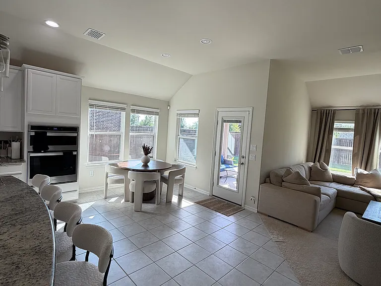 2504 Melrose Dr — Photo 21