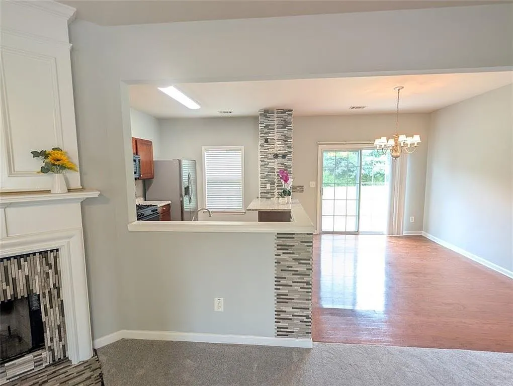 3 bed, 2.5 bath, 1386 sqft, $2,199 — Photo 2