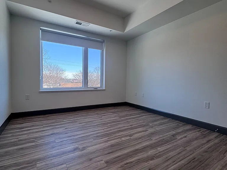 22645 Adelaide Rd #310 — Photo 10