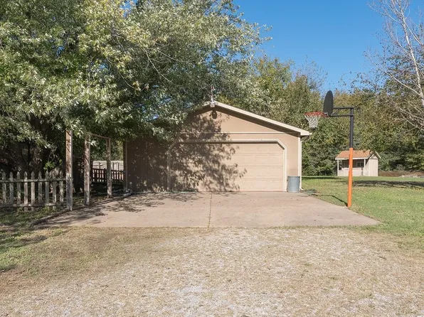 510 E Kirby St, Haysville, KS 67060
