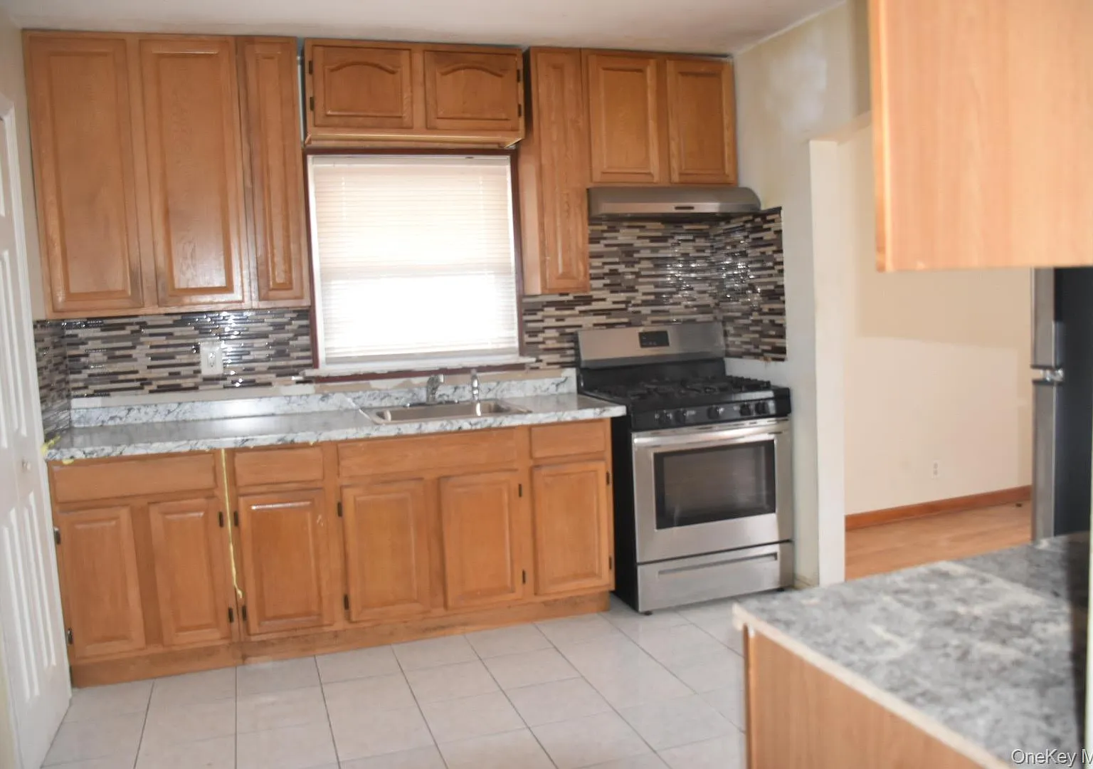 3 bed, 1.0 bath, 1910 sqft, $3,500 — Photo 2