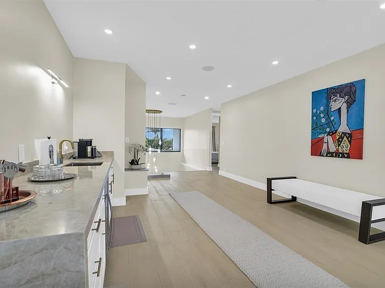 319 S Riverside Dr — Photo 29