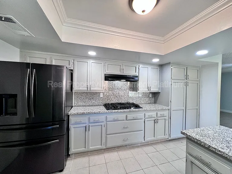 404 N Villa Ave — Photo 12