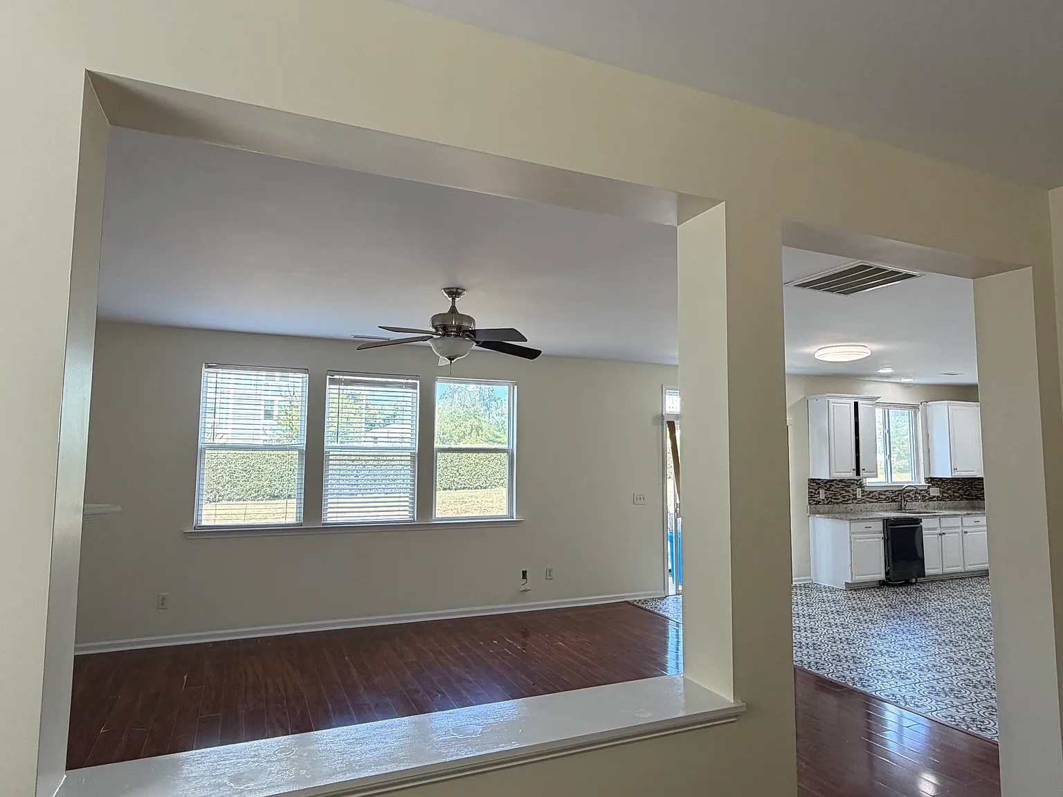 3 bed, 2.5 bath, 2318 sqft, $2,350 — Photo 4