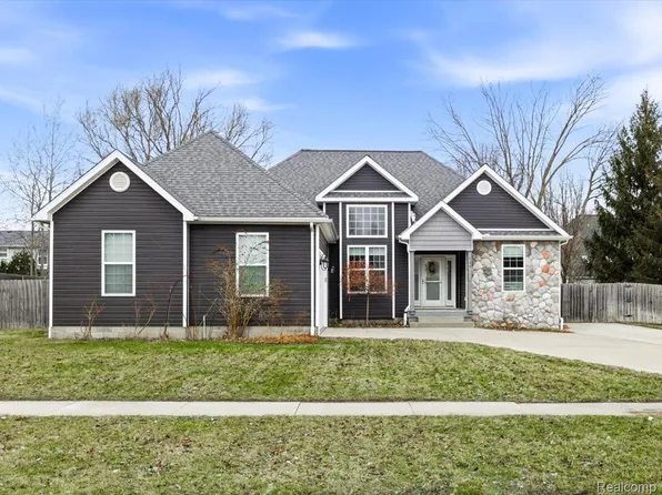 744 5th St, Marysville, MI 48040