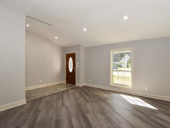 4th image of 18215 Hereford Ln