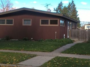 9910 W Metcalf Pl, Milwaukee, WI 53222