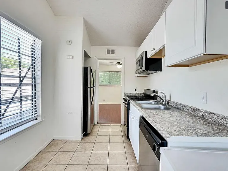 1010 W 23rd St #12 — Photo 2