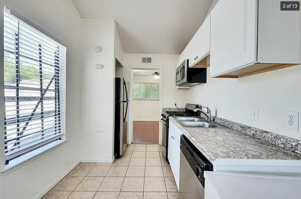 Building Photo - 1010 W 23rd St #12