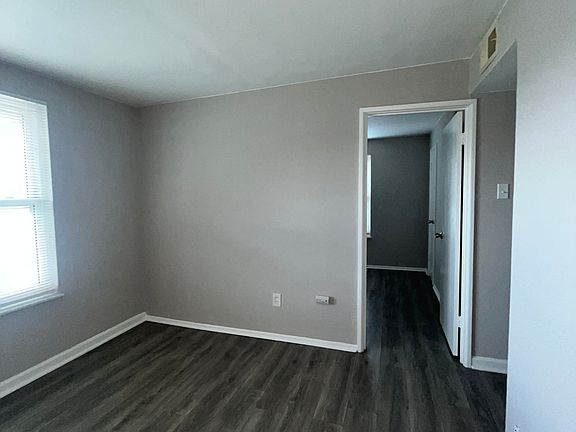 4th image of 4770 Kings Dr #J