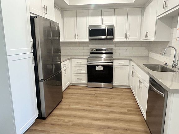 3rd image of 1024 W Romneya Dr #202