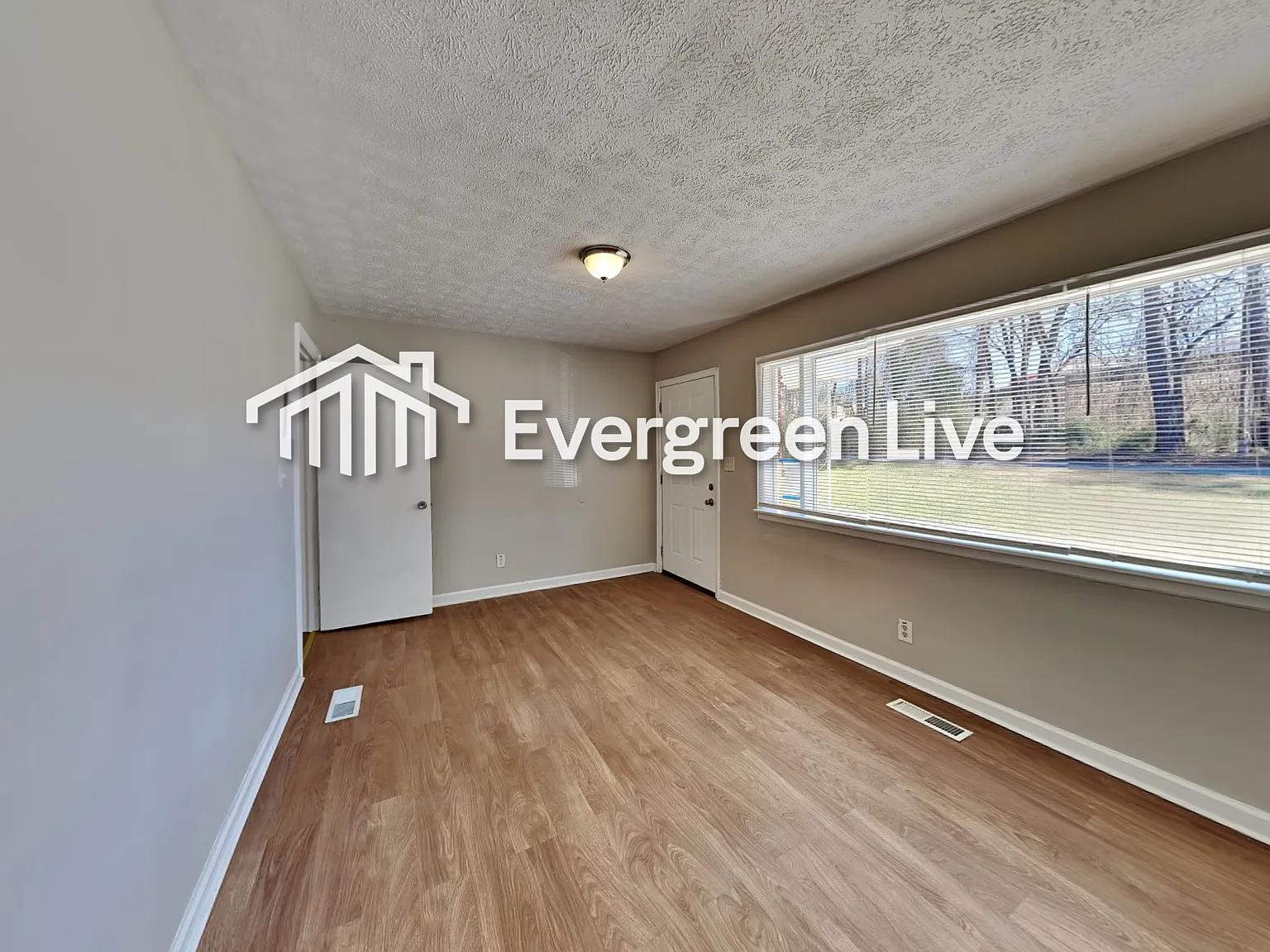 3 bed, 2.0 bath, 1318 sqft, $1,595 — Photo 2