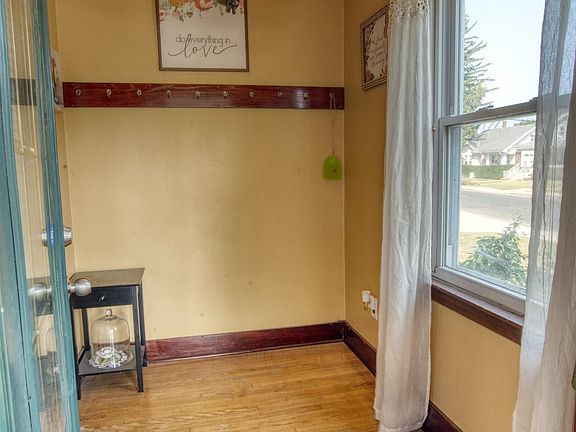 2nd image of 809 N Sterling Ave