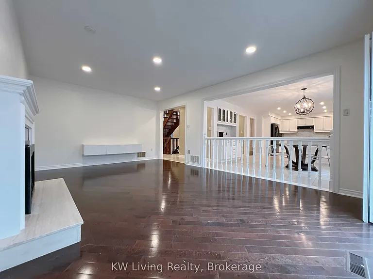 47 Waltham Cres — Photo 7