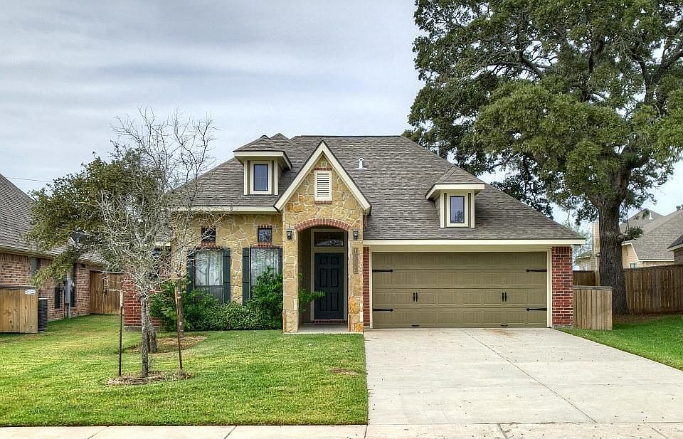 This gorgeous 3 bed, 2 bath home with split bedroom floorplan shows like a model!