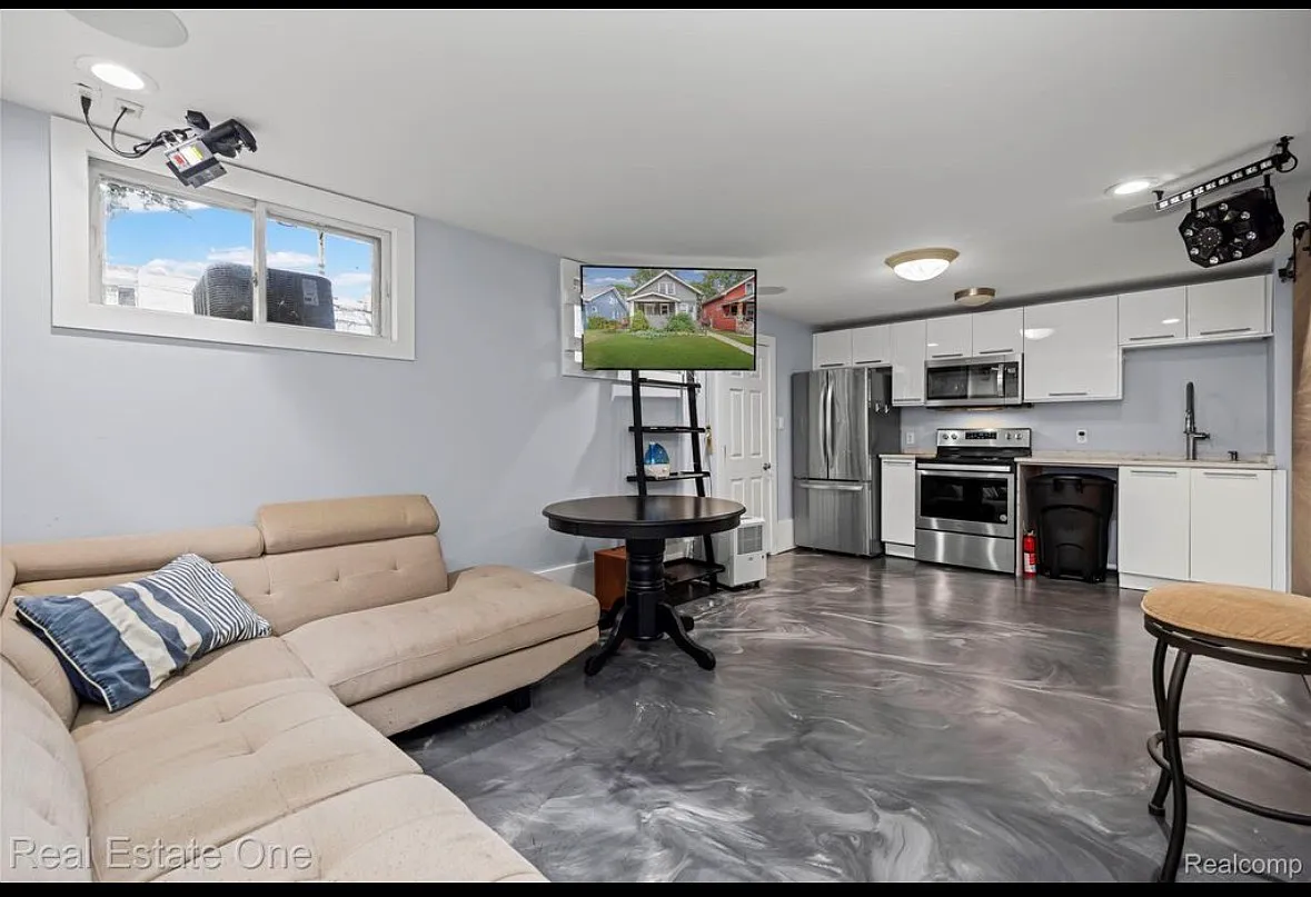 307 S Laurel St — Photo 3
