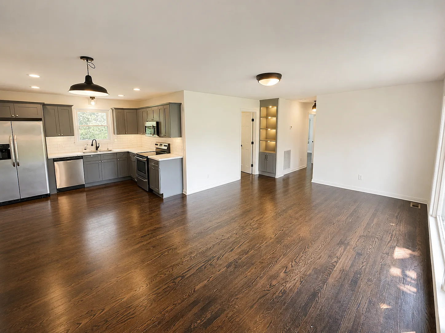 810 Chadwell Dr — Photo 2