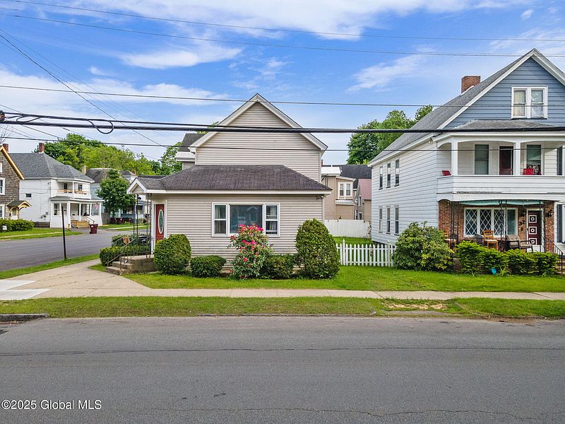 3rd image of 34 E 8th Avenue